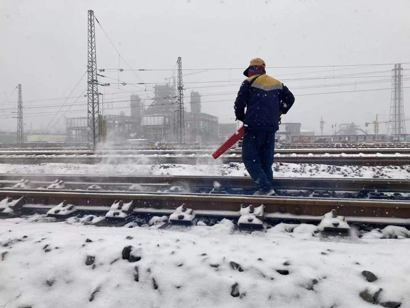 戰(zhàn)風(fēng)雪保暢通+賈健樂+車務(wù)段+鴛鴦湖車站雪后清掃道岔.jpg